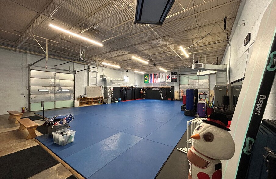 More Photos Of 225 Laredo Dr, Decatur Light Distribution For Lease
