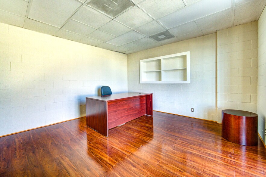 More Photos Of 9399 Summerbell, Houston Warehouse For Lease