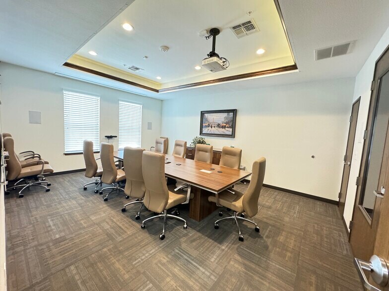 More Photos Of 1011 Surrey Ln, Flower Mound Office For Lease