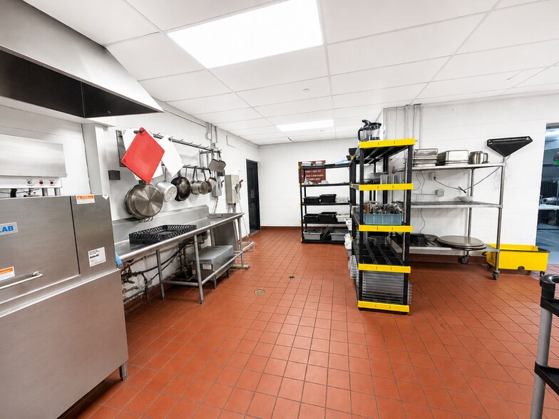 More Photos Of 2525 Highlander Pl, Iowa City Hotel For Lease