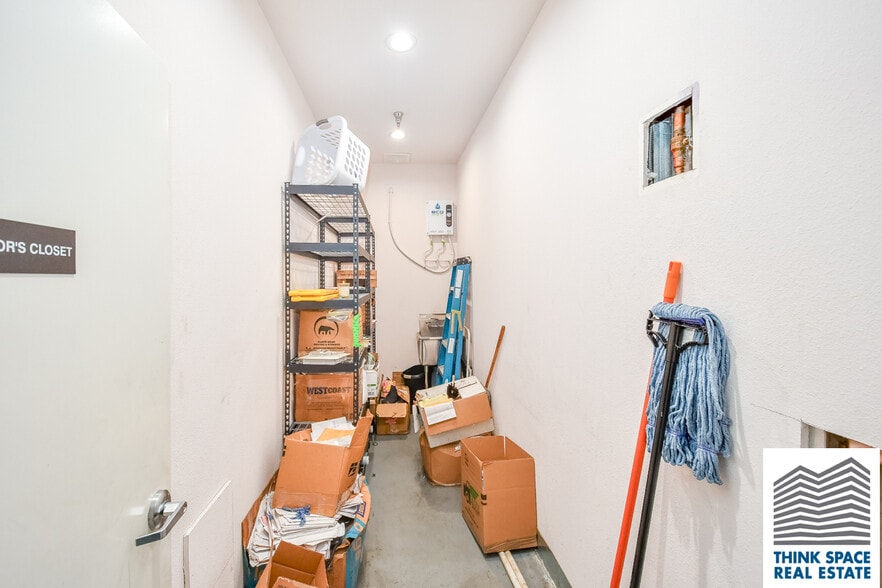 More Photos Of 9419 Mason Ave, Chatsworth Manufacturing For Lease