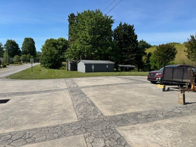 More Photos Of 4909 Boone Trl, Millers Creek Flex For Sale