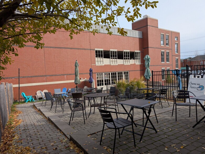 More Photos Of 92 Pleasant St, Newburyport Freestanding For Sale