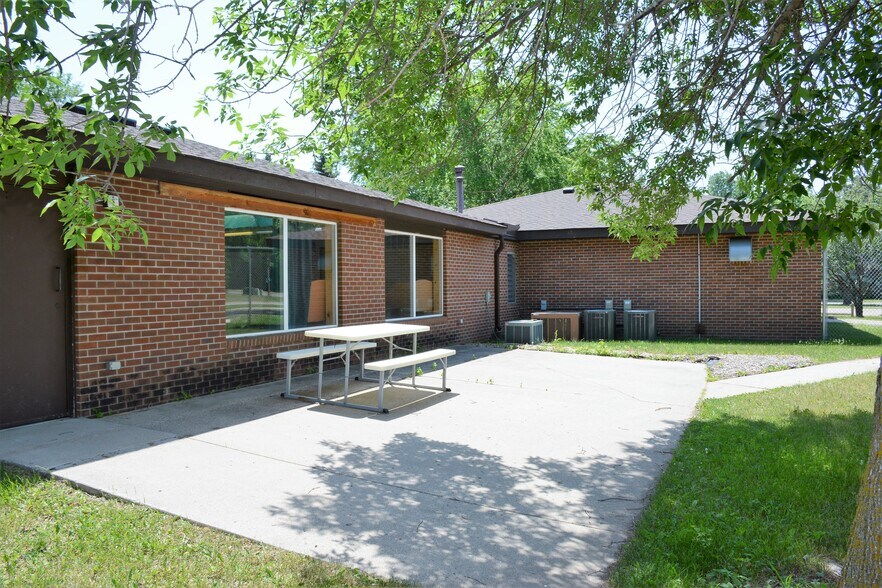 More Photos Of 524 Willow Dr, Alexandria Office For Lease