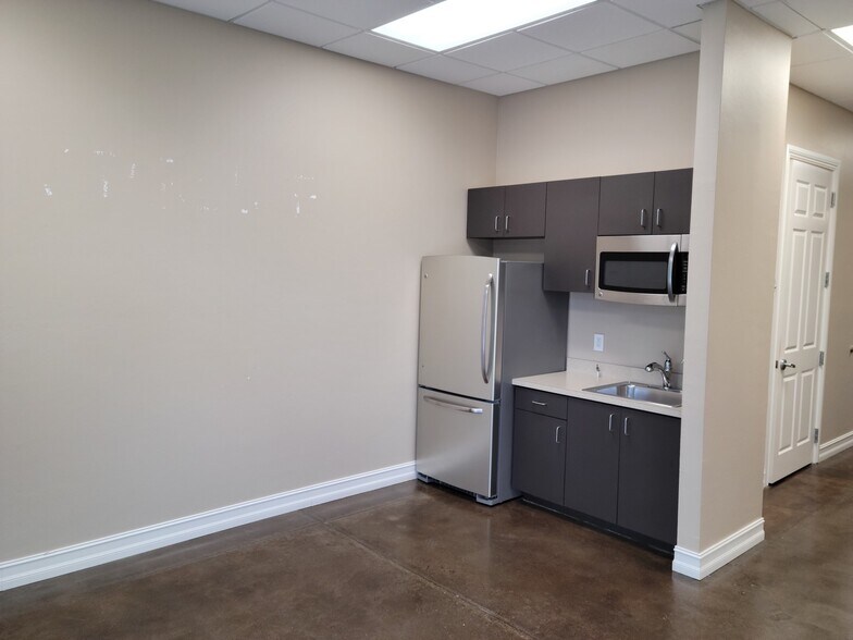 More Photos Of 2805 S Horseshoe Dr, Naples Showroom For Lease