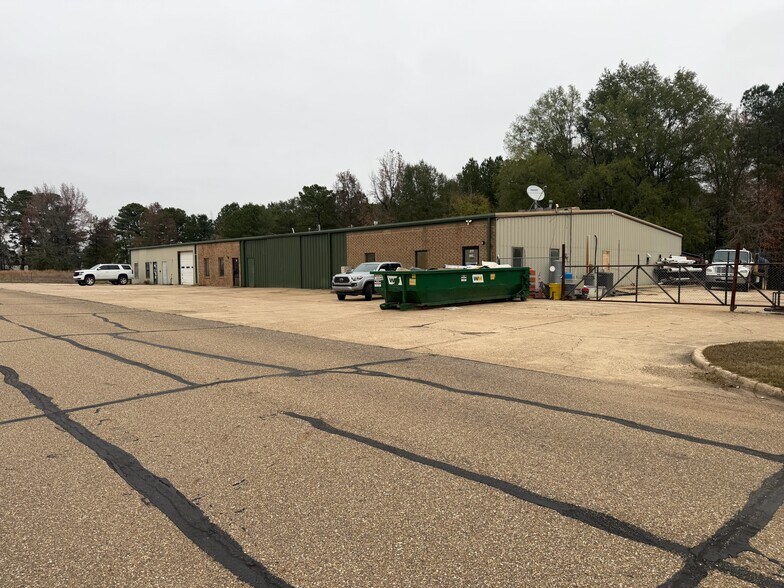 More Photos Of 115-119 Plaza W, Texarkana Warehouse For Lease