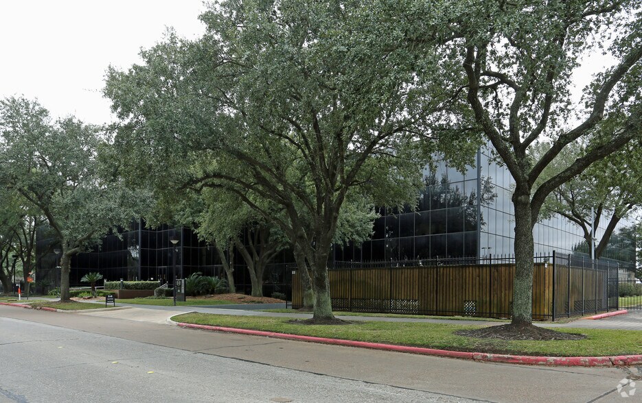 More Photos Of 530 Wells Fargo Dr, Houston Office For Sale