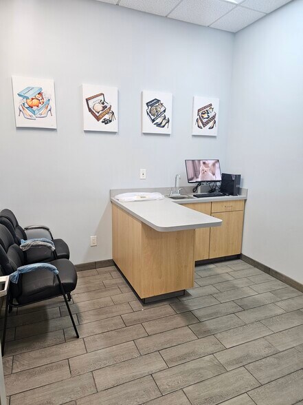 More Photos Of 18224 Parthenia St, Northridge Veterinarian Kennel For Lease