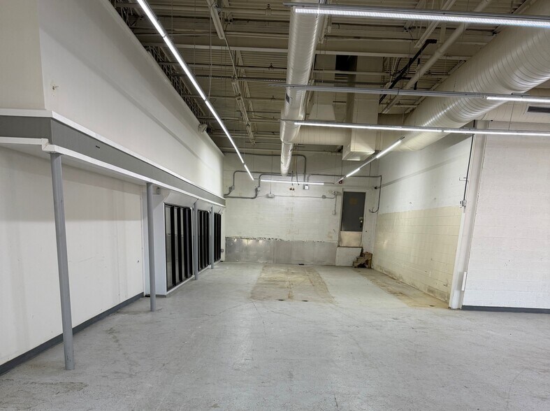 More Photos Of 207 Cambridge St, Burlington Warehouse For Lease