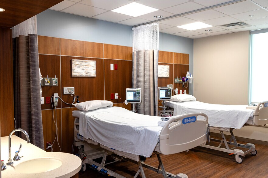 More Photos Of 7246 W 75th St, Overland Park Hospital For Lease