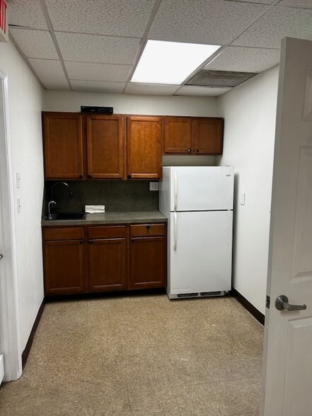 More Photos Of 7997 Mercantile St, North Fort Myers Warehouse For Lease