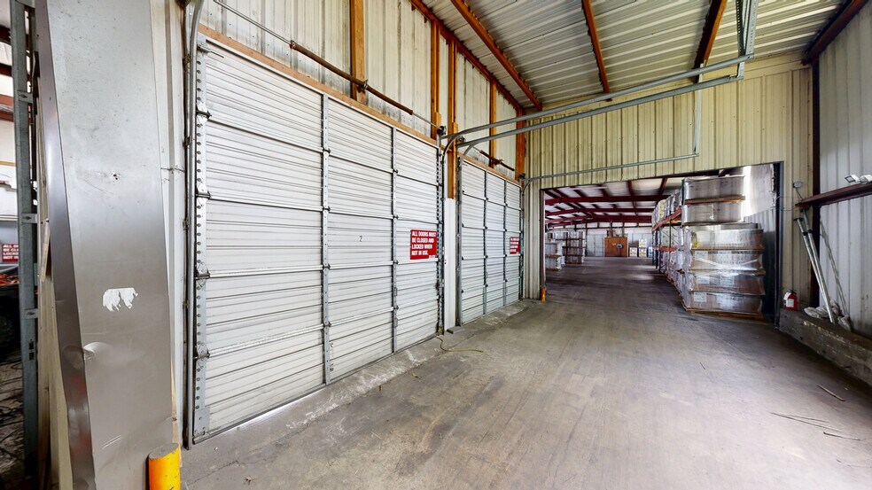 More Photos Of 153 W County Line Rd, Springdale Warehouse For Lease