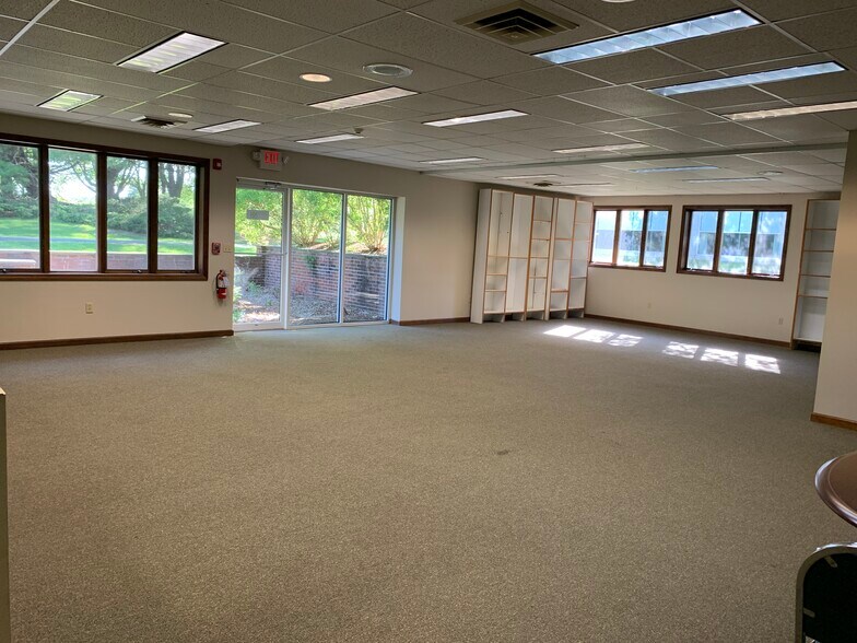 More Photos Of 88 Hopmeadow St, Weatogue Medical For Lease