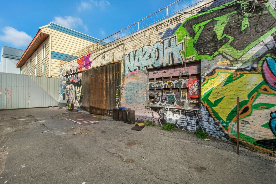 More Photos Of 236 W 18th St, Los Angeles Warehouse For Sale