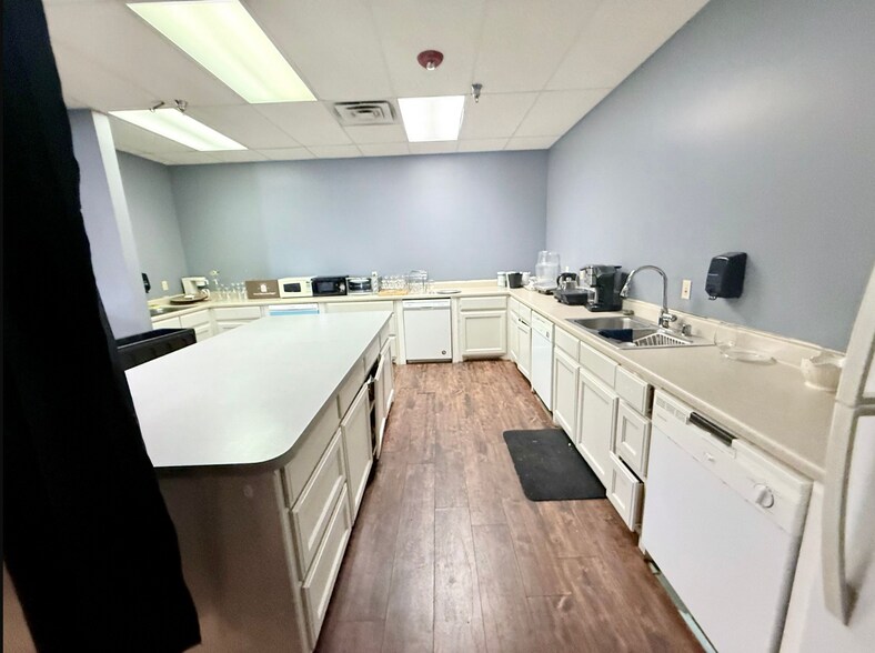 More Photos Of 101 W Glade Rd, Euless Unknown For Lease