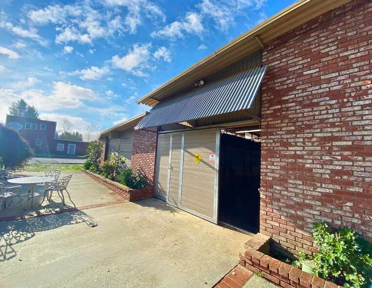 More Photos Of 1830 Riverside Dr, Glendale Horse Stables For Sale