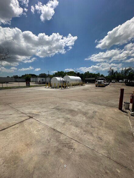 More Photos Of 1640 Benchmark Ave, Fort Myers Warehouse For Lease