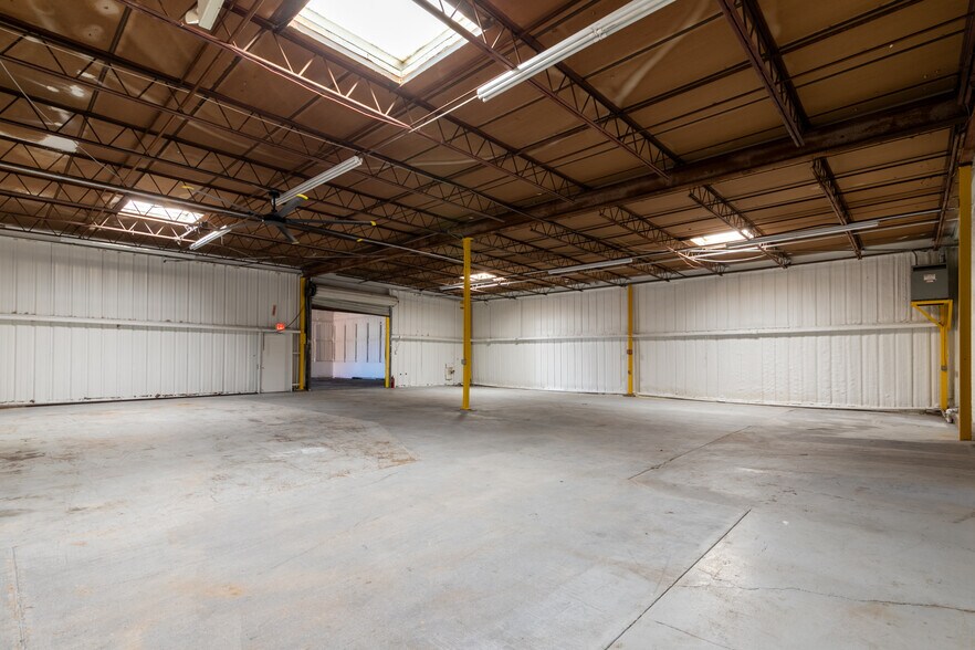 More Photos Of 609 112th St, Arlington Manufacturing For Lease