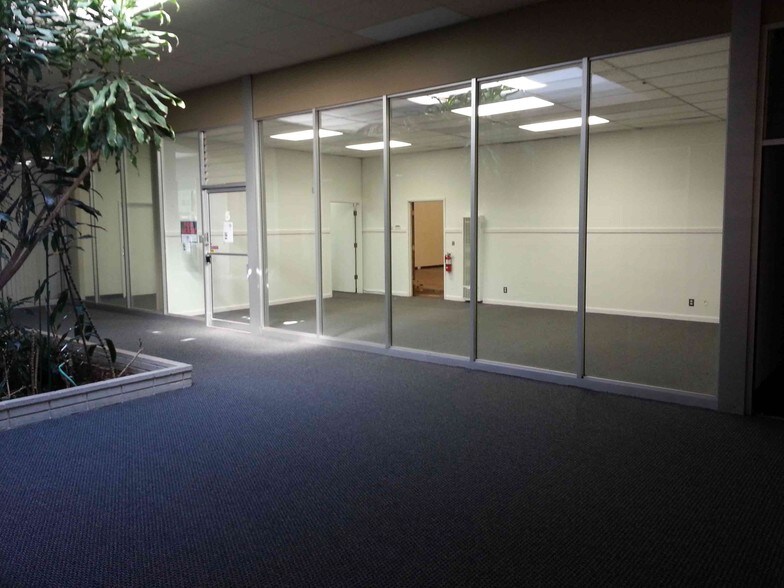 More Photos Of 833 Mahler Rd, Burlingame Warehouse For Lease