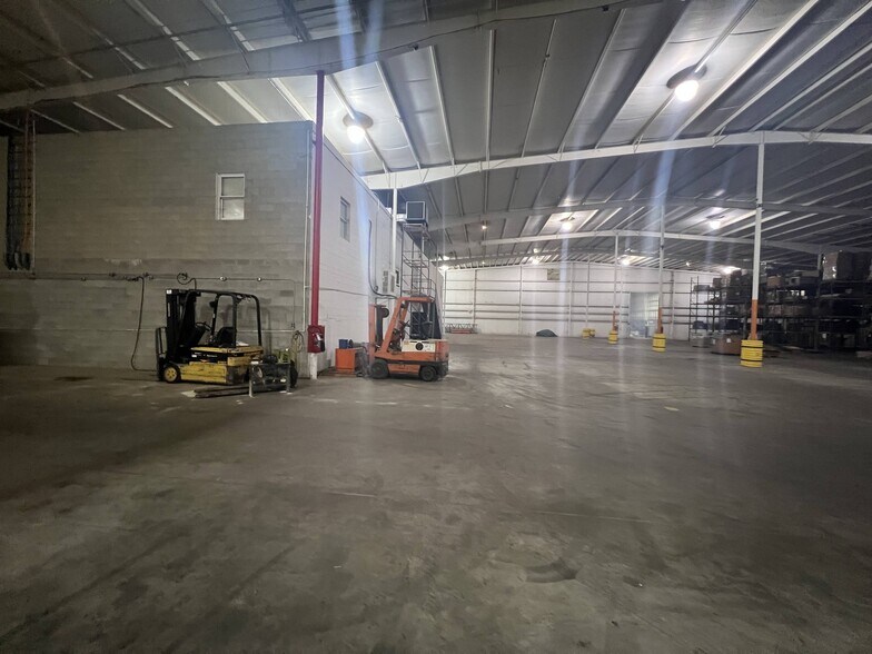 More Photos Of 102 N Sundale Rd, Norwich Warehouse For Lease