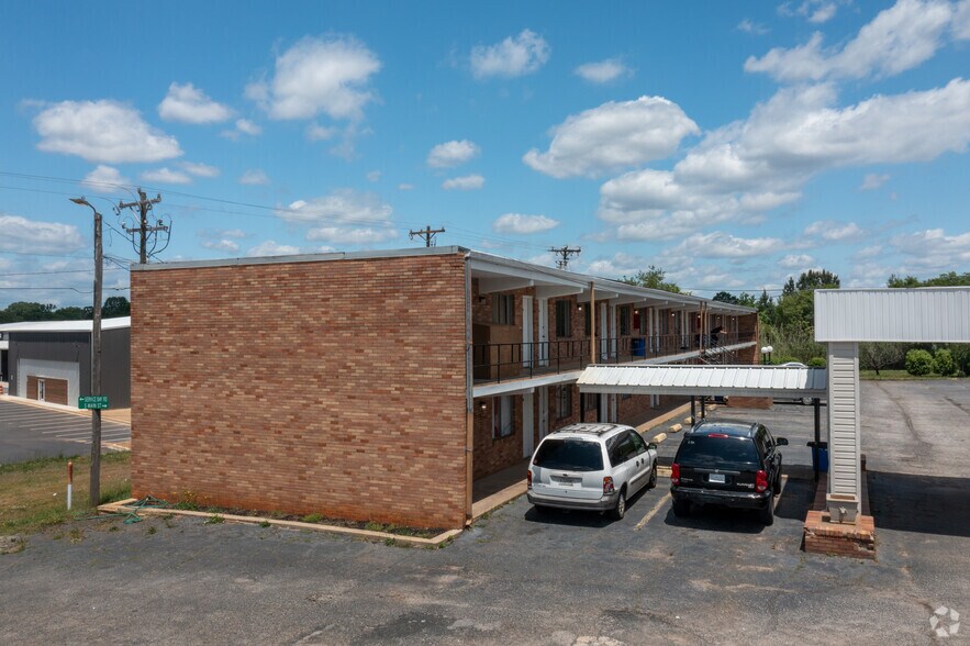 Primary Photo Of 215 S Main St, Mauldin Hotel For Sale
