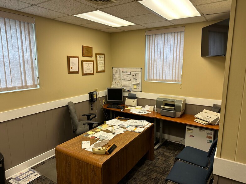 More Photos Of 1004 Princetown Rd, Schenectady Office For Lease