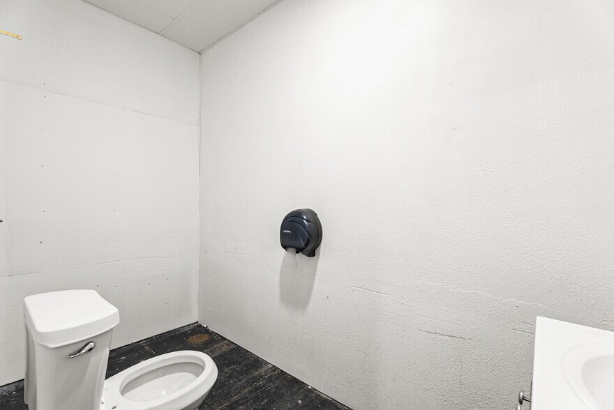 More Photos Of 13087 Hwy 271 N, Tyler Bar For Sale