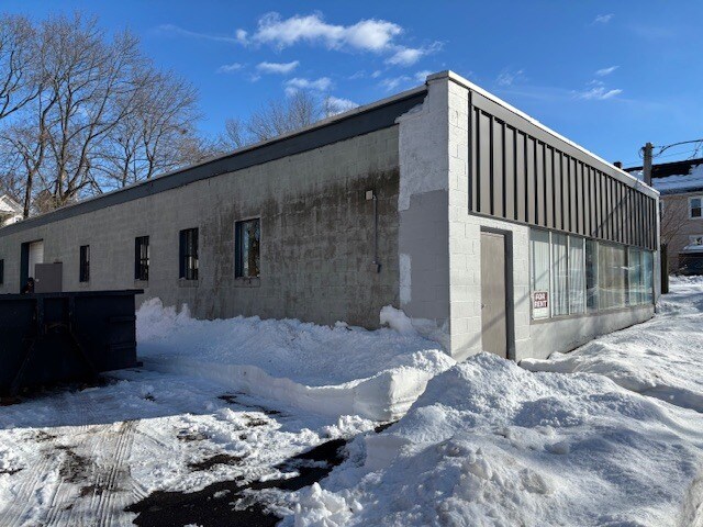 More Photos Of 12 Pease Ave, Middletown Showroom For Lease