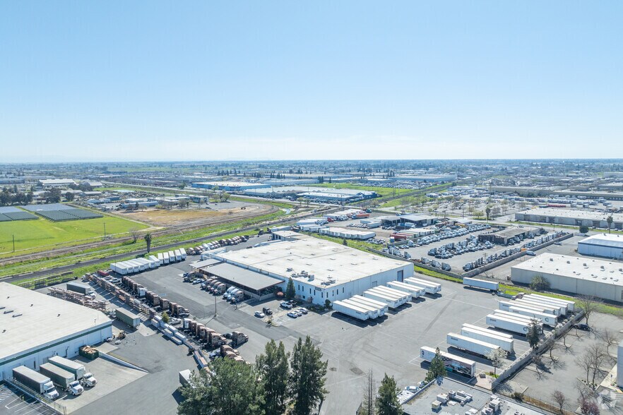 More Photos Of 8180 Signal Ct, Sacramento Warehouse For Lease