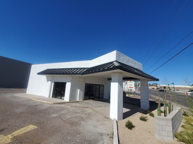 Primary Photo Of 9702 N 7th St, Phoenix Freestanding For Sale