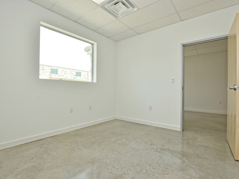 More Photos Of 401 S Chitalpa St, Leander Flex For Sale