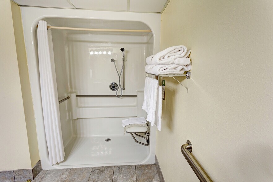 More Photos Of 3257 Shepherd of the Hills Expy, Branson Hotel For Sale