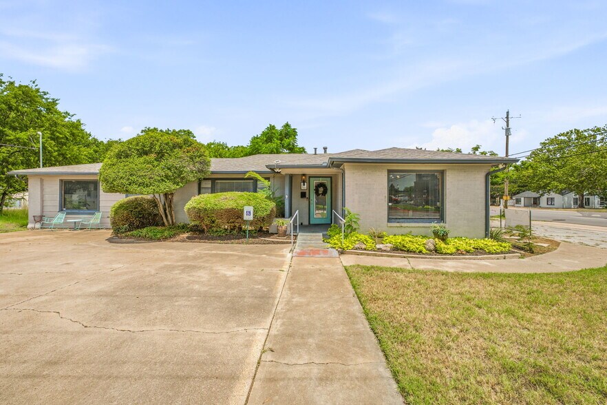More Photos Of 416 S Morgan St, Granbury Office For Sale