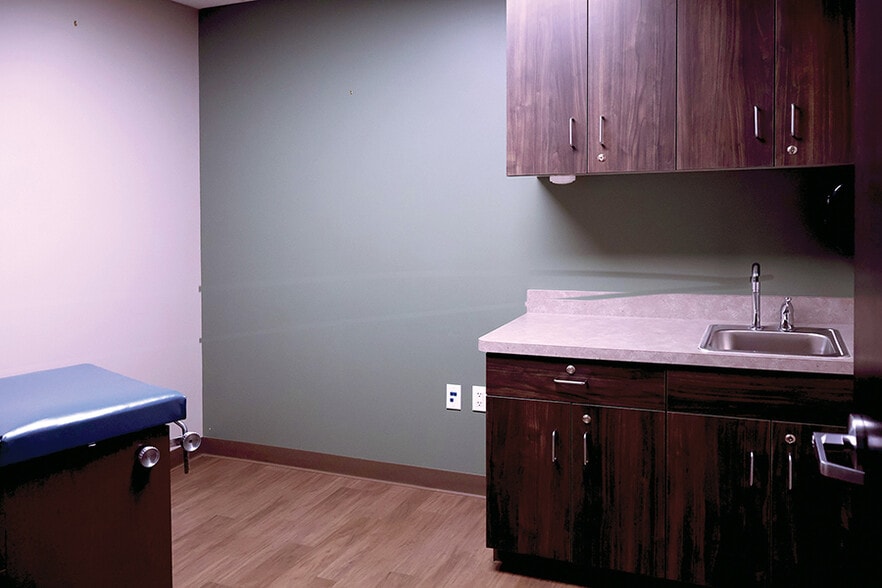 More Photos Of 1350 E Lake Lansing Rd, East Lansing Medical For Lease