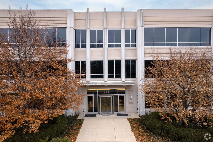 More Photos Of 1955 W Field Ct, Lake Forest Office For Lease