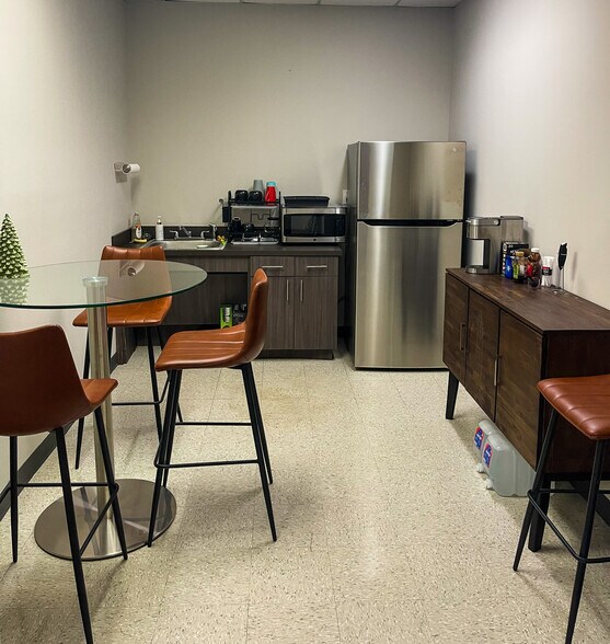 More Photos Of 1303 W Walnut Hill Ln, Irving Office For Lease