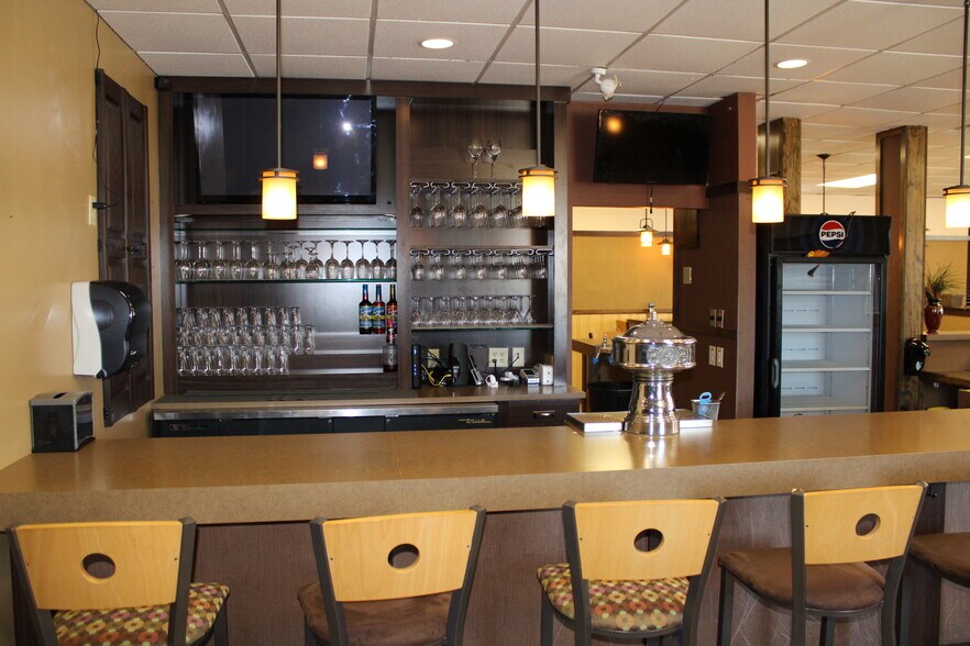 More Photos Of 160 W Scott St, Fond Du Lac General Retail For Sale