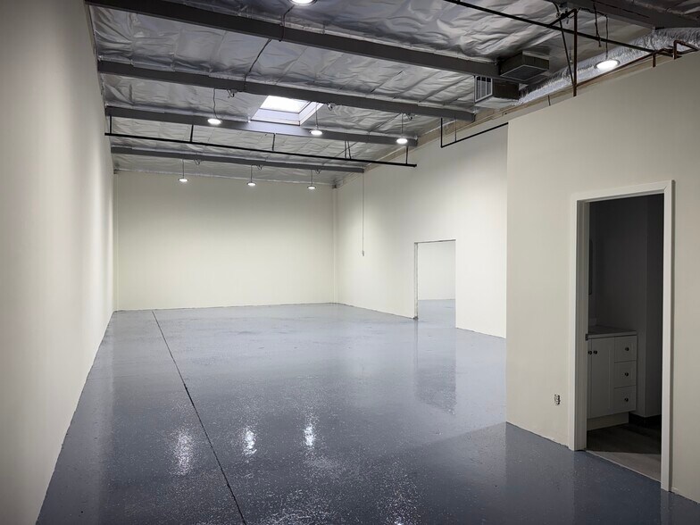 More Photos Of 7020 Hayvenhurst Ave, Van Nuys Showroom For Lease