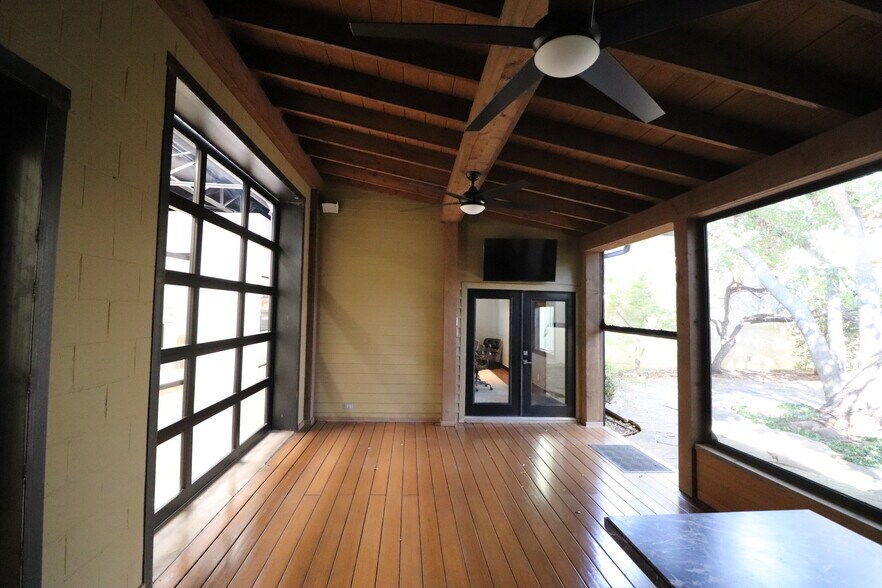 More Photos Of 2336 Farrington St, Dallas Office For Sale