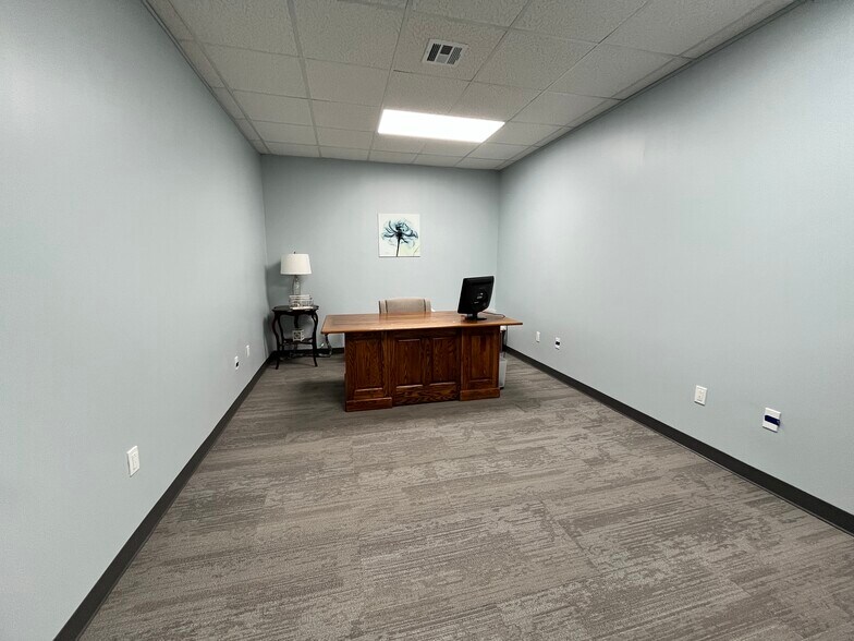 More Photos Of 320 W Broadway St, Okemah Office For Sale
