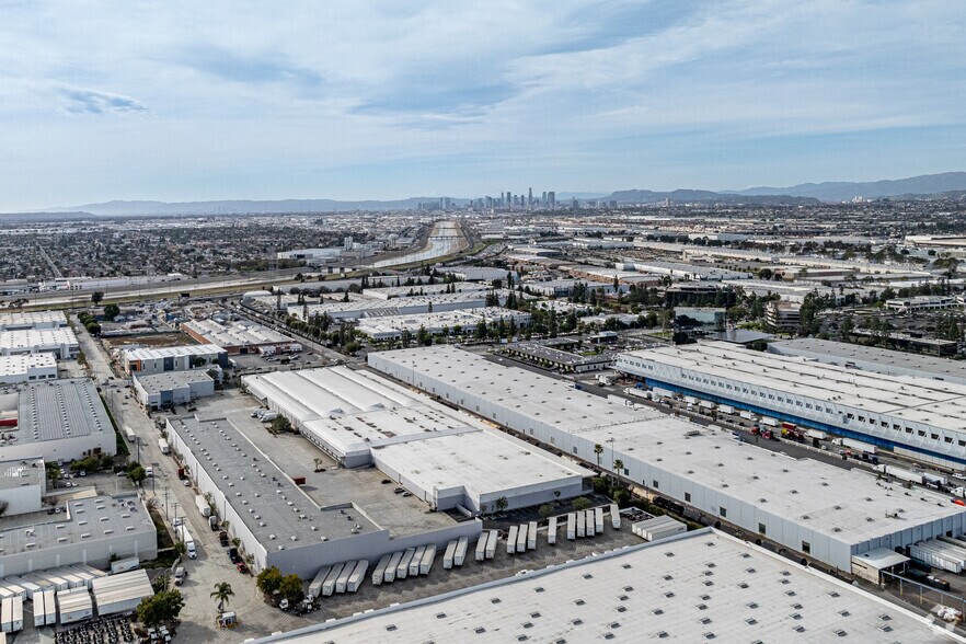 More Photos Of 5849-5853 E 61st St, Commerce Warehouse For Lease