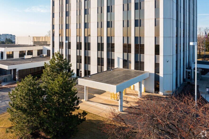 More Photos Of 900 Tower Dr, Troy Office For Lease