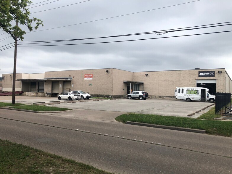 More Photos Of 2727 W 11th St, Houston Distribution For Sale