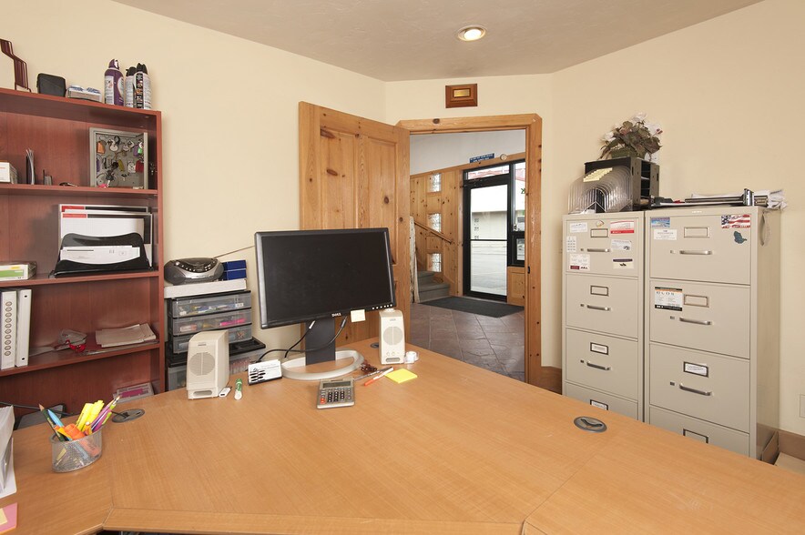 More Photos Of 365 Warren Ave, Silverthorne Showroom For Lease