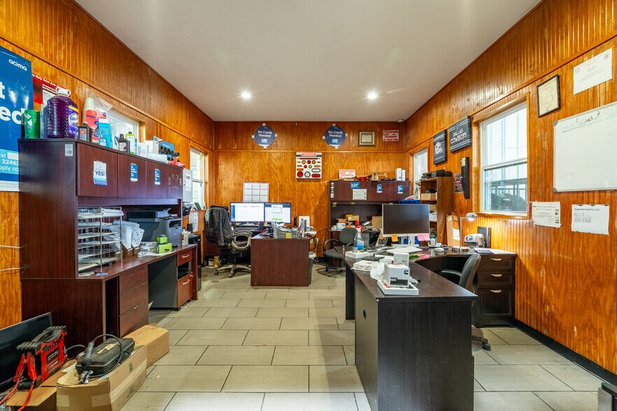 More Photos Of 305 W Simonds Rd, Seagoville Service For Lease