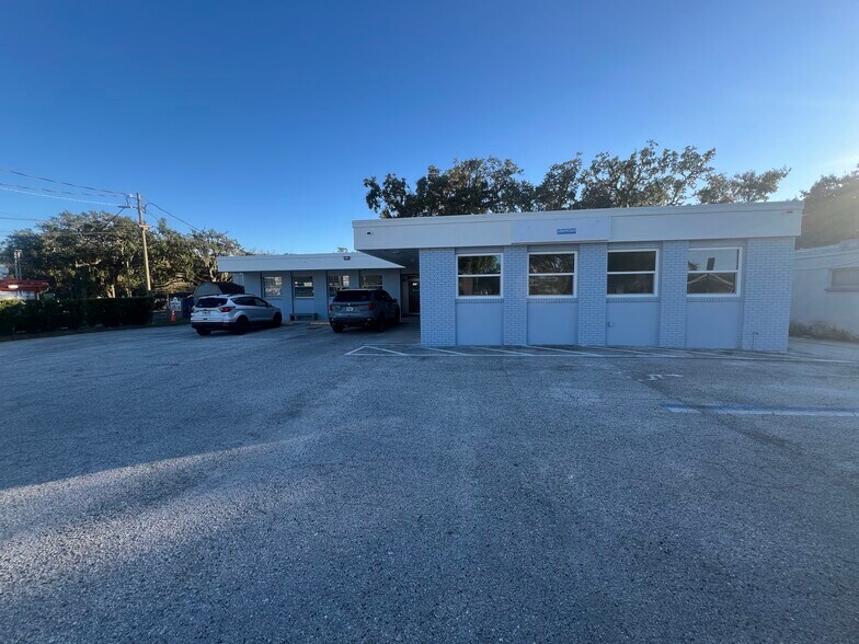 Primary Photo Of 111 W Robertson St, Brandon Medical For Lease
