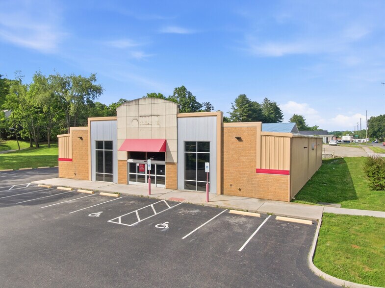 More Photos Of 800 W Main St, Radford Freestanding For Sale