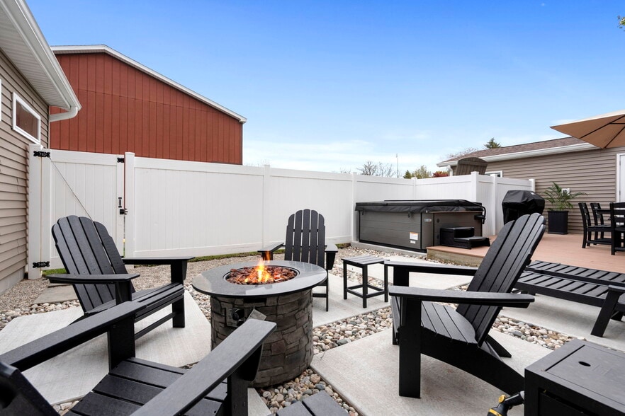 More Photos Of 612 N Lakeshore Dr, Ludington Hotel For Sale