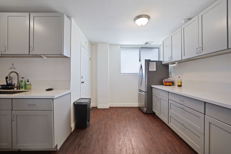 More Photos Of 702-714 W Fremont St, Stockton Light Distribution For Lease