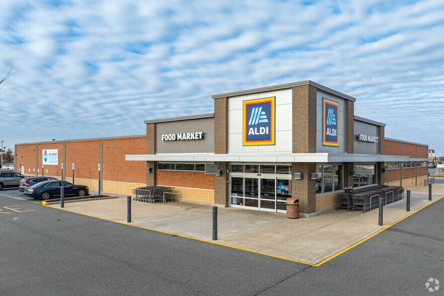 More Photos Of 1006 Bunker Hill Rd, Middletown Freestanding For Lease